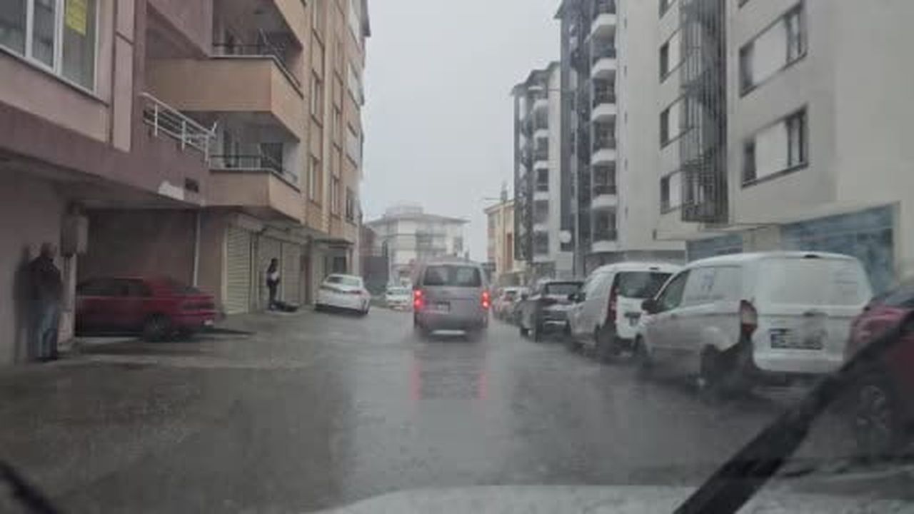 Zonguldak’ta sağanak ve fırtına: Liman kahverengiye büründü