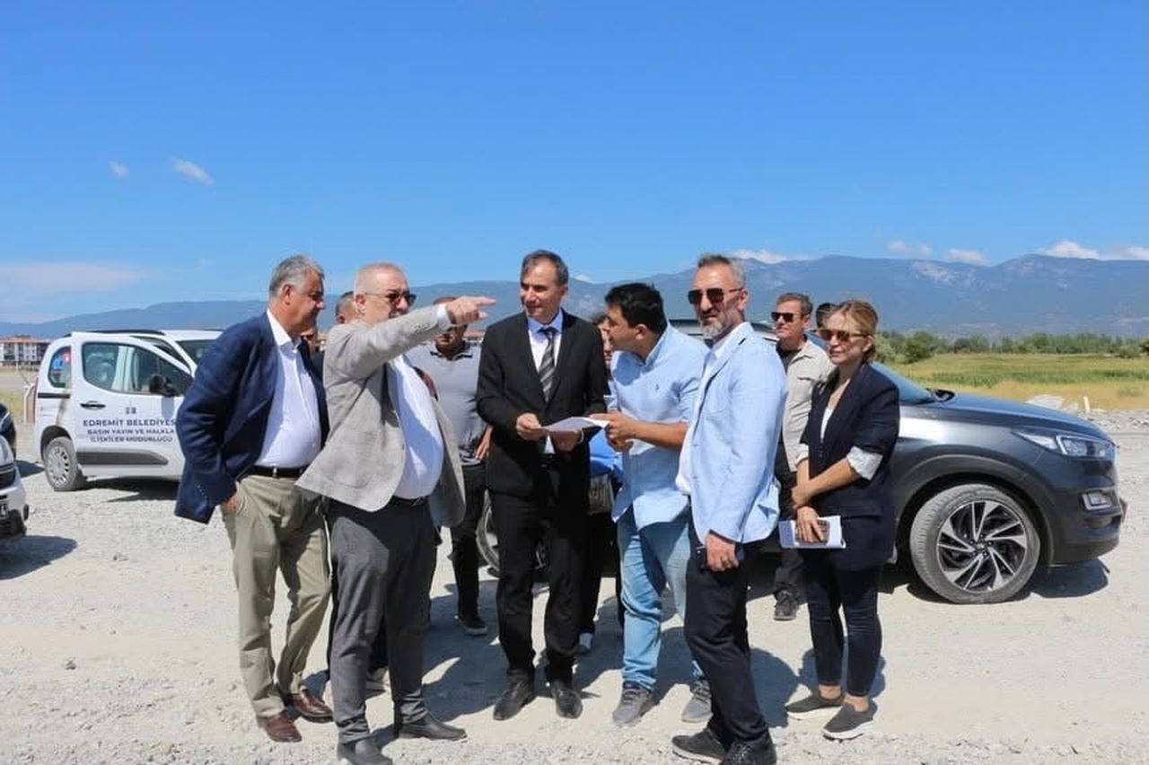EDREMİT KAYMAKAMI ZAFER ENGİN BAŞKANLIĞINDA GERÇEKLEŞTİRİLEN EDREMİT TARIMA DAYALI İHTİSAS...