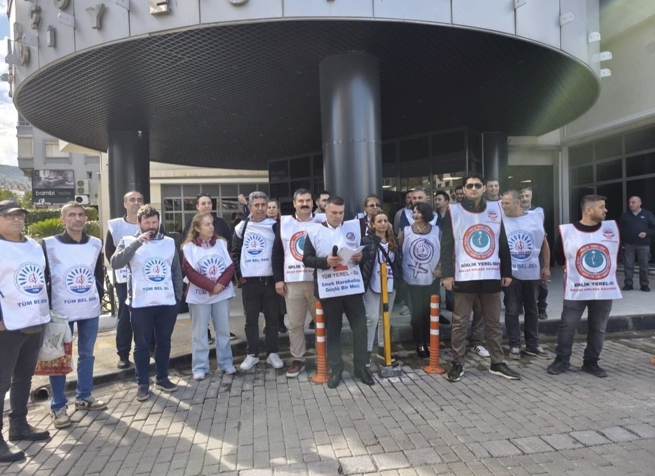 BALÇOVA BELEDİYESİNDE TOPLU İŞ SÖZLEŞMESİ GÖRÜŞMELERİNDEN SONUÇ ALINAMAMASI ÜZERİNE MEMURLAR TAM...