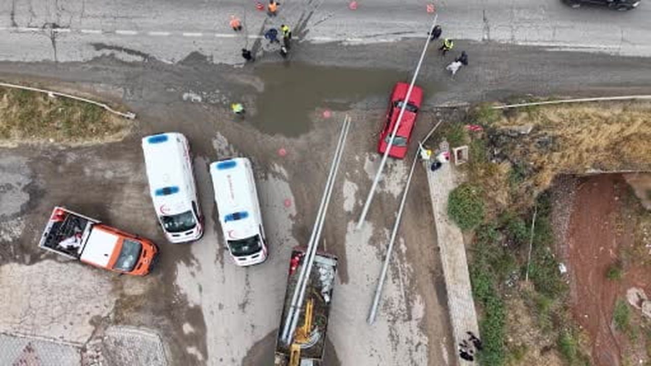 Üzerine aydınlatma direği düşen Tofaş otomobil hurdaya döndü