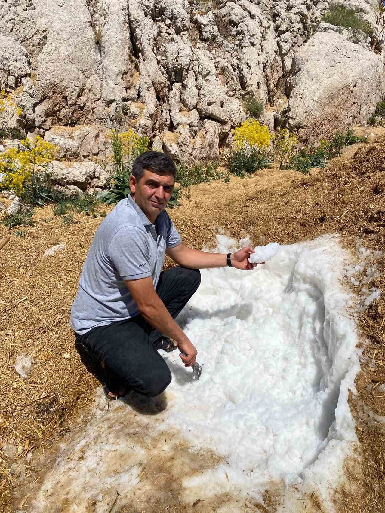 KAHRAMANMARAŞ'IN ELBİSTAN İLÇESİNDE KIŞIN BİRİKTİRİLİP OT VE TOPRAKLA KAPATILARAK MUHAFAZA EDİLEN...