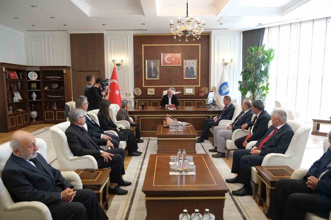 MERKEZ MAHALLE VE KÖY MUHTARLARINDAN OLUŞAN HEYET BELEDİYE BAŞKANI HALİL İBRAHİM AŞGINI MAKAMINDA...