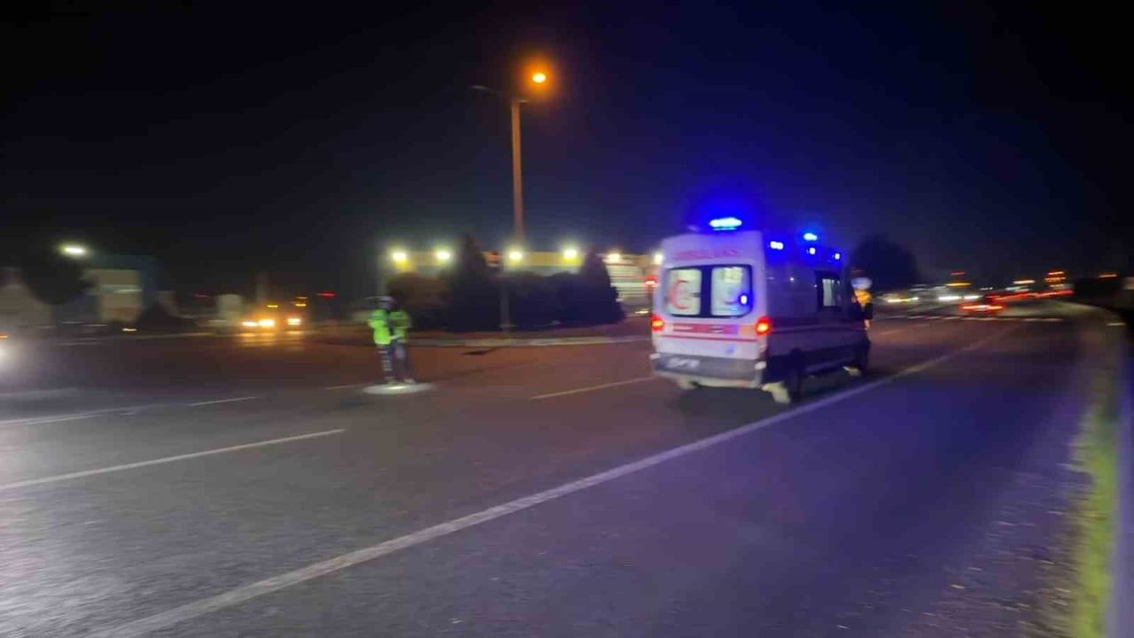 DÜZCE’DE AKŞAM SAATLERİNDE MEYDANA GELEN TRAFİK KAZASI NEDENİYLE OLUŞAN YOĞUNLUKTA AMBULANS...