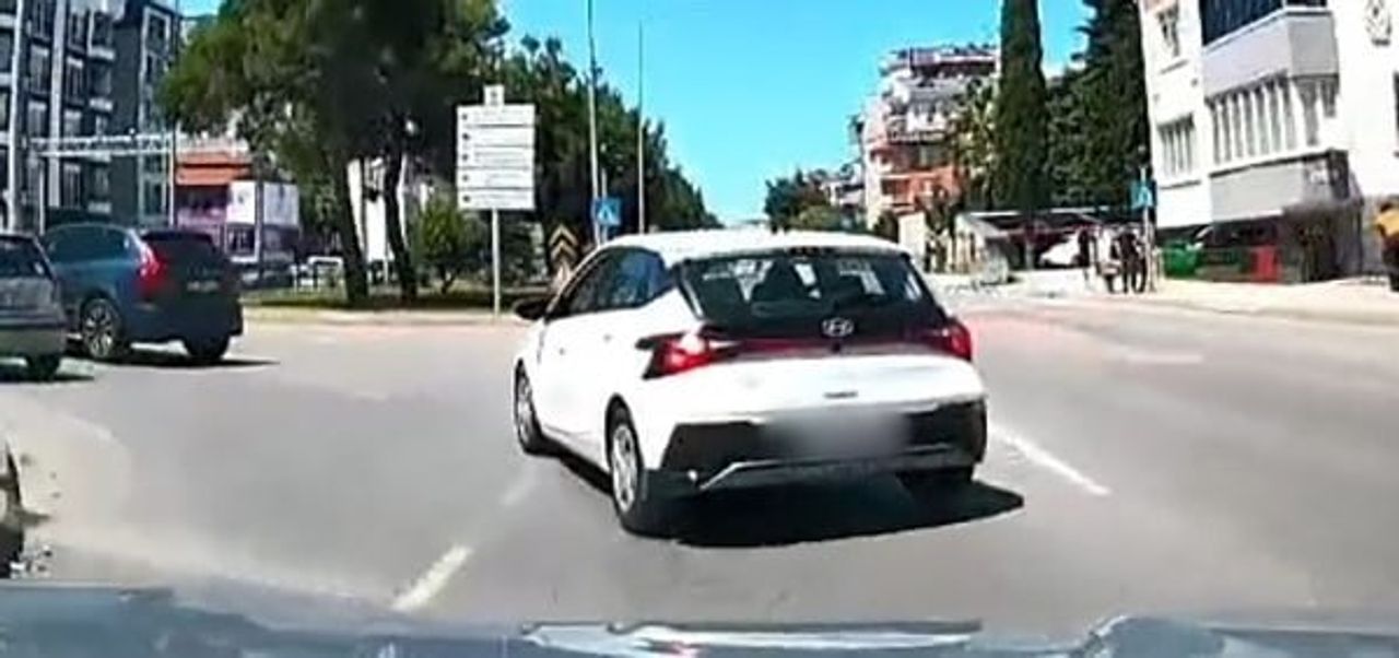 SAMSUN'DA AKAN TRAFİKTE EN SAĞ ŞERİTTEN EN SOL ŞERİDE KONTROLSÜZ ŞEKİLDE GEÇMEYE ÇALIŞAN OTOMOBİL...