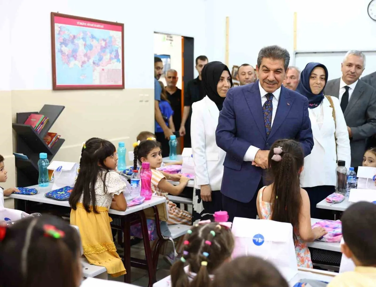 ESENLER BELEDİYESİ, İLÇEDE 1. SINIFA BAŞLAYAN ÖĞRENCİLERE BU YIL DA TEMEL KIRTASİYE...