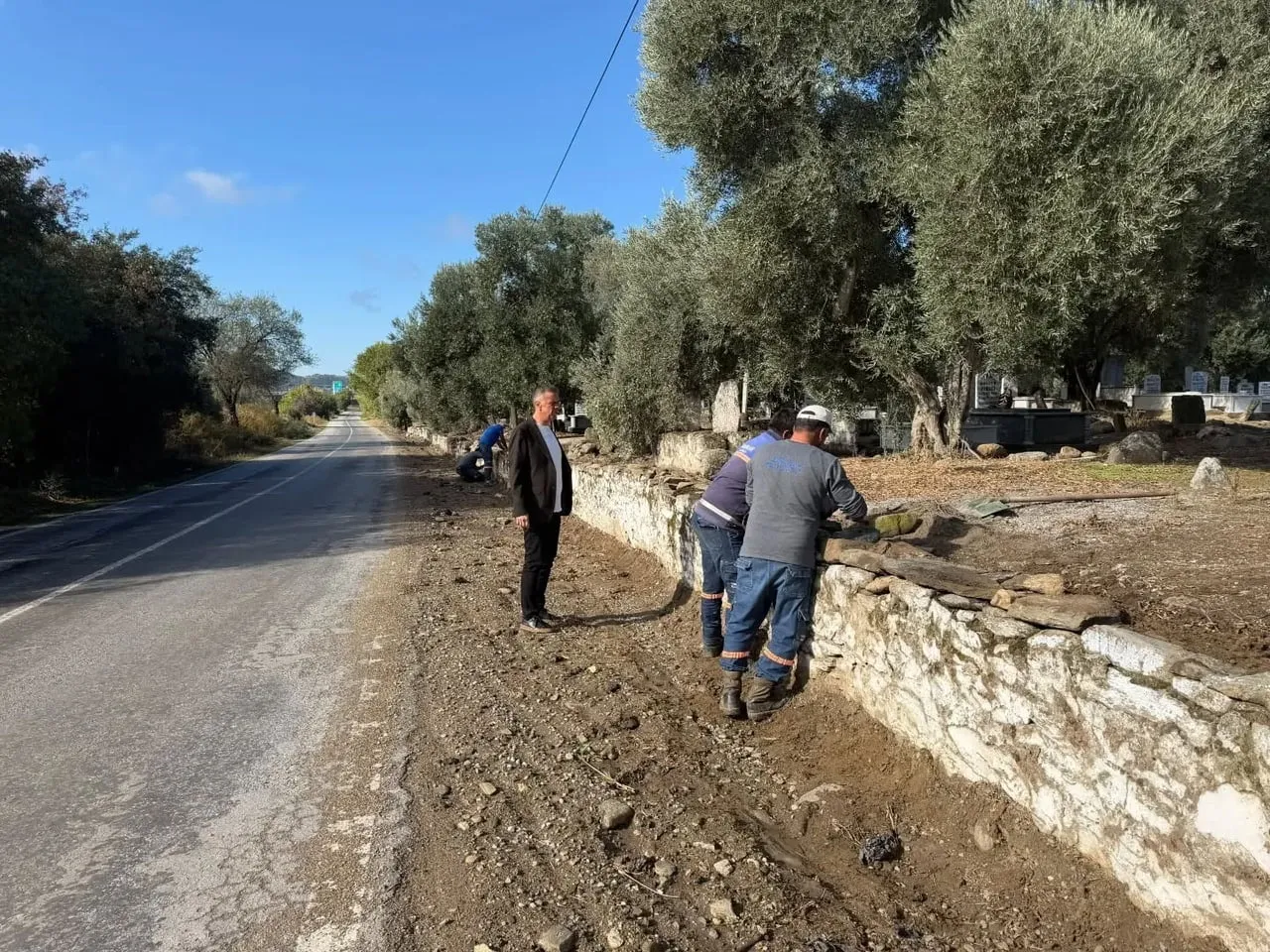 DONDURAN MAHALLE MEZARLIĞI'NDAKİ ÇALIŞMALARI İNCELEYEN YENİPAZAR BELEDİYE BAŞKANI MALİK ERCAN;...