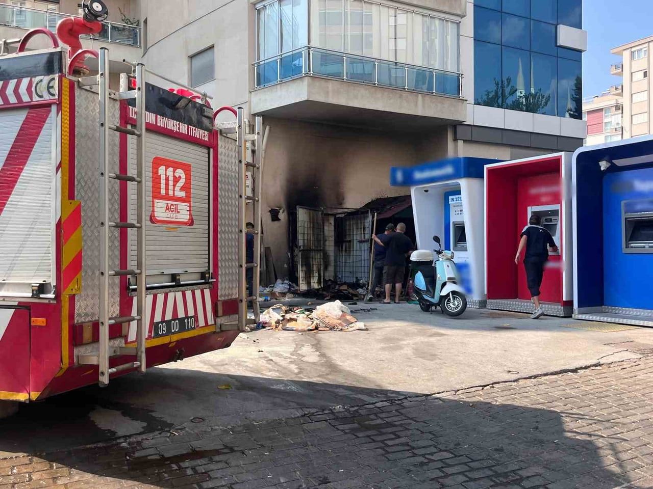AYDIN’IN EFELER İLÇESİNDE GERİ DÖNÜŞÜM KUTUSUNA KAYNAK YAPILDIĞI SIRADA SIÇRAYAN KIVILCIMIN...