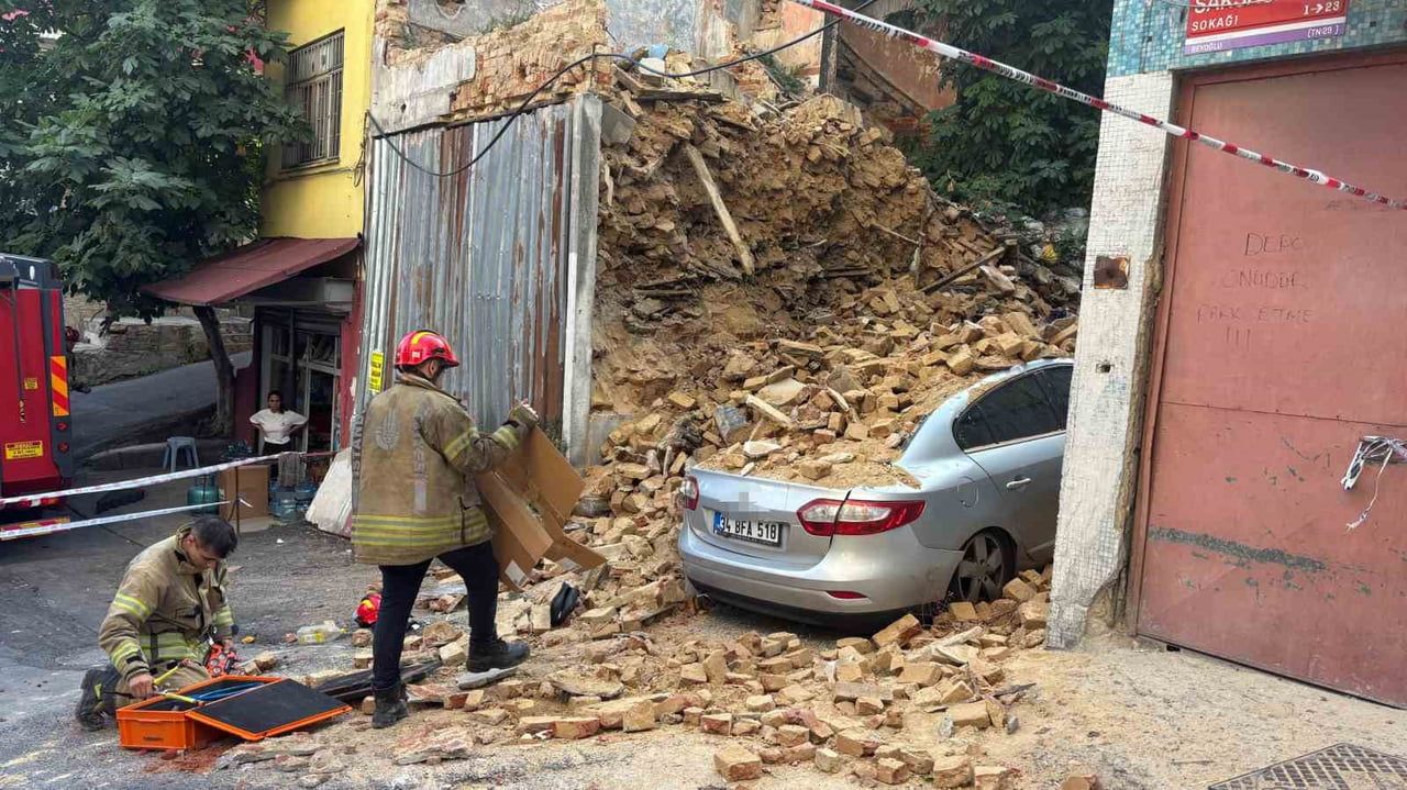 BEYOĞLU’NDA,2 KATLI METRUK BİNA ÇÖKTÜ. PARK HALİNDEKİ BİR OTOMOBİL, MOLOZLARIN ALTINDA KALARAK...