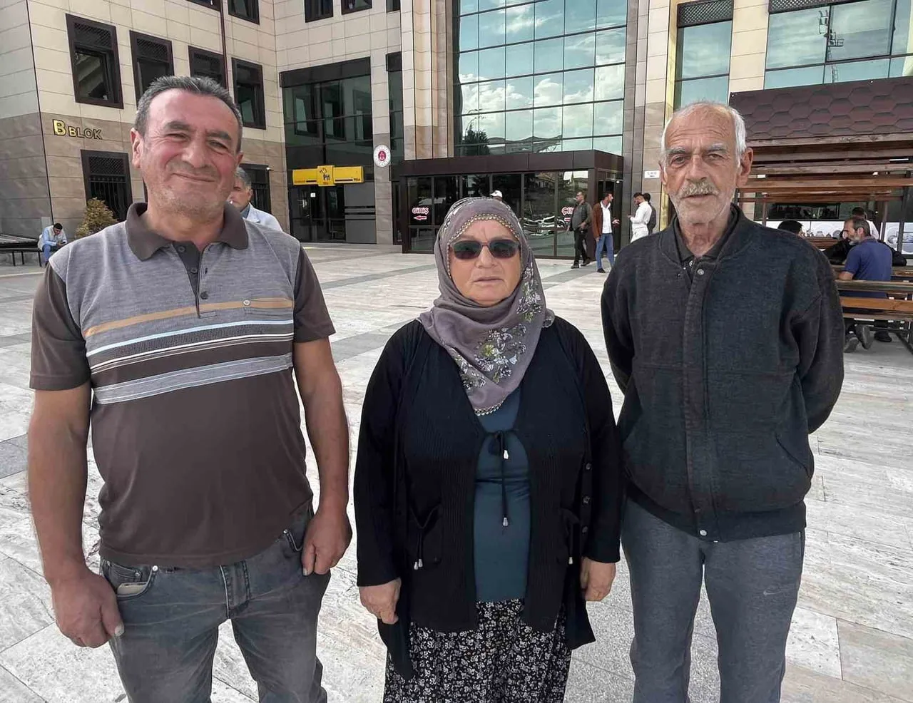 MEMDUH ALTUNDAL (SOLDA) VE ZELİHA GÜLSEREN (ORTADA)