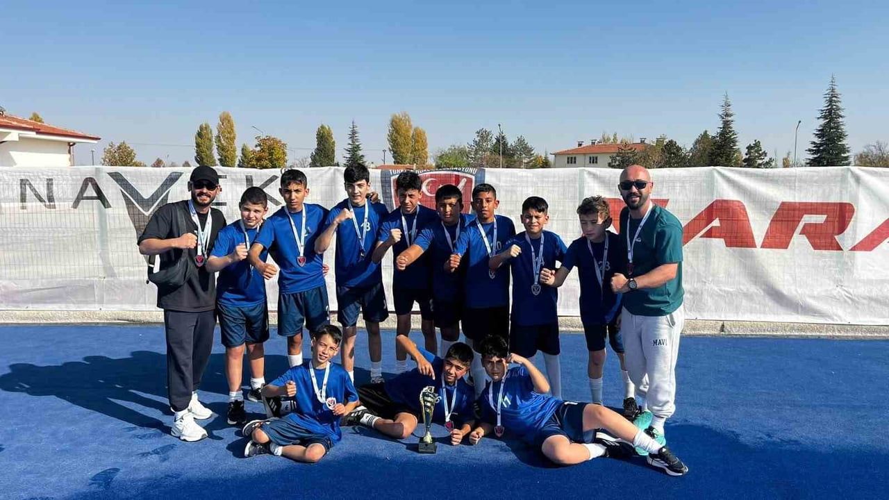 ARSLAN ZEKİ DEMİRCİ HOKEY SPOR KULÜBÜNDE FORMA GİYEN ALTAY KOÇAKLI, U14 HOKEY MİLLİ TAKIMINA DAVET...