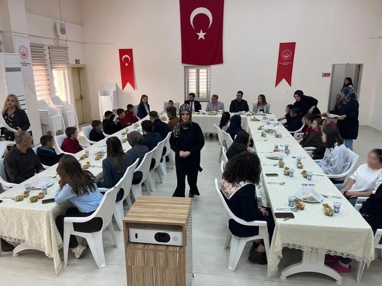 BİLECİK'İN BOZÜYÜK İLÇESİNDE KAYMAKAM AHMET NACİ HELVACI, ÇOCUK EVLERİ SİTESİNDE ÇOCUKLARLA AYNI...