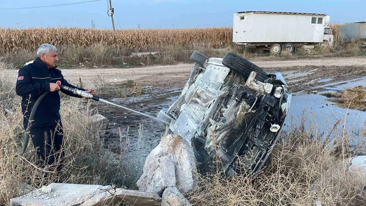 KARAMAN’DA KONTROLDEN ÇIKAN OTOMOBİLİN TRAFİK LEVHASINA ÇARPTIKTAN SONRA TAKLA ATARAK ARAZİYE...