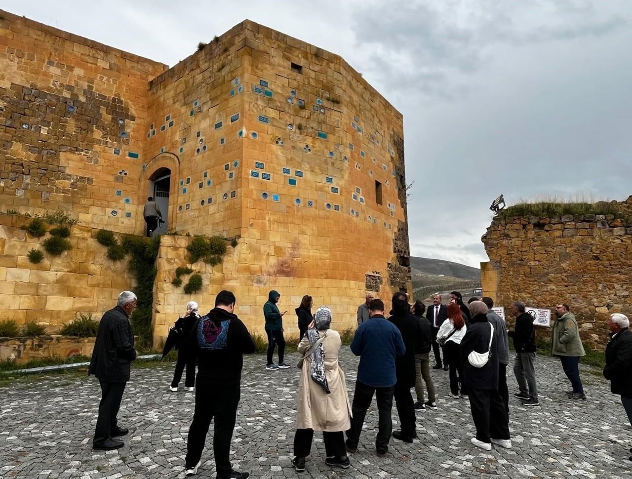 BAYBURT'UN TARİHÎ VE KÜLTÜREL DEĞERLERİ TURİZM TEMSİLCİLERİNE TANITILDI