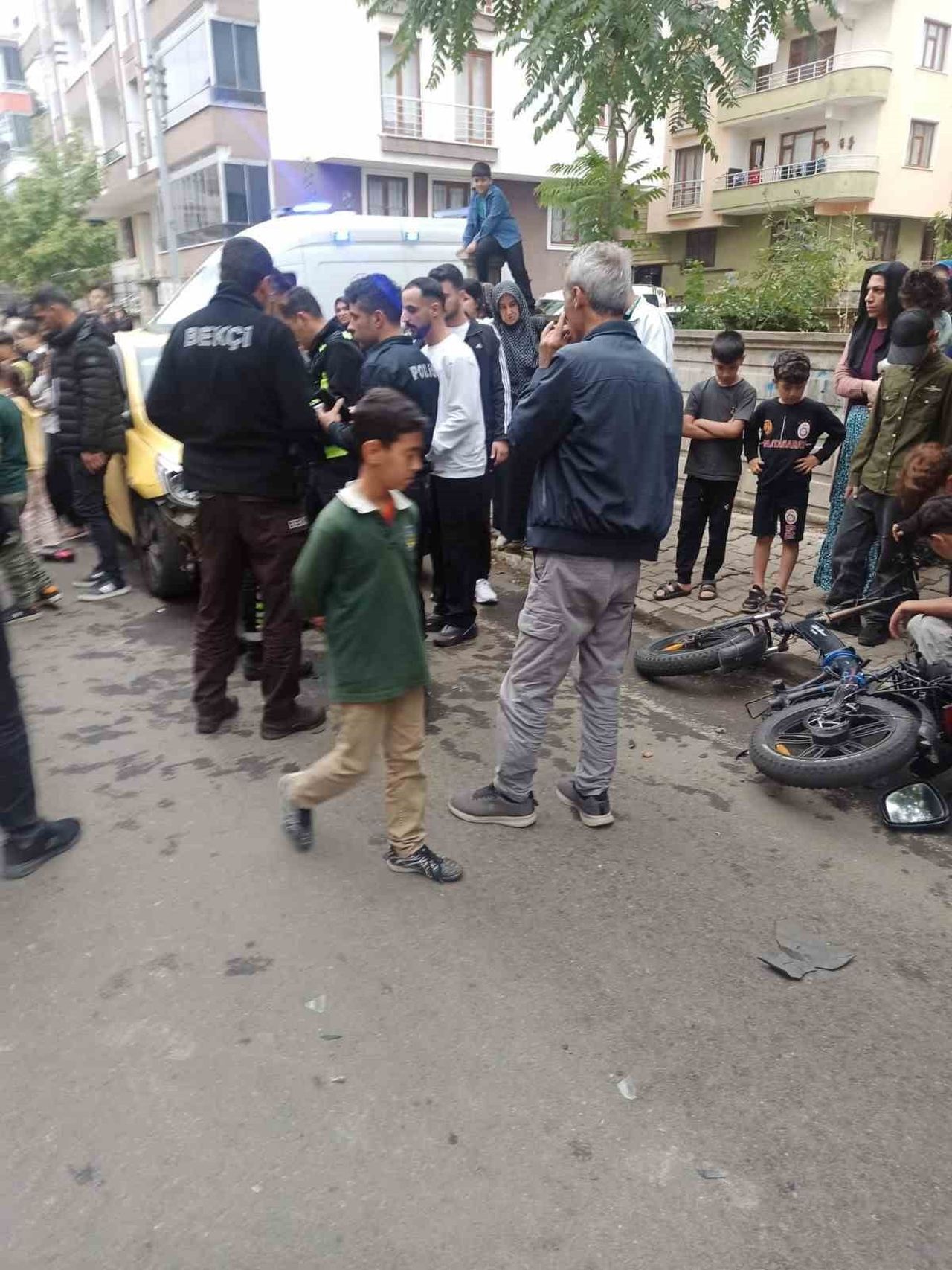 BİNGÖL’DE TİCARİ TAKSİ BİSİKLETE ÇARPTI: 2 YARALI
