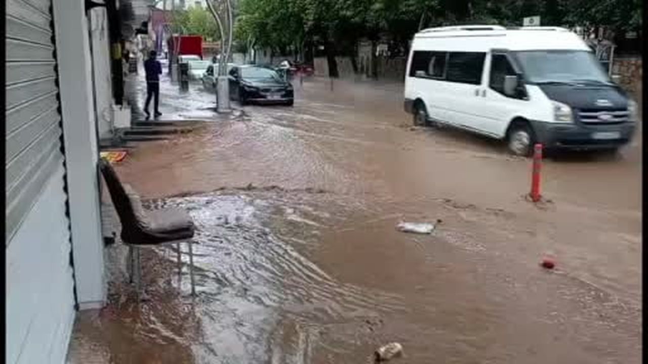 Silvan’da sağanak ve dolu taşkınlara neden oldu