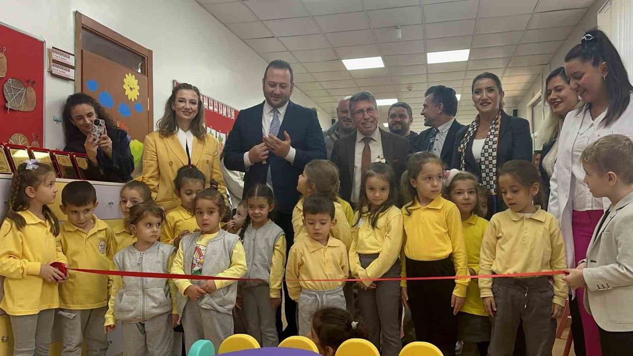 TEKİRDAĞ İL KÜLTÜR MÜDÜRÜ ÖMER FARUK KARAKÜÇÜK VE MİNİK ÖĞRENCİLER KURDELEYİ...