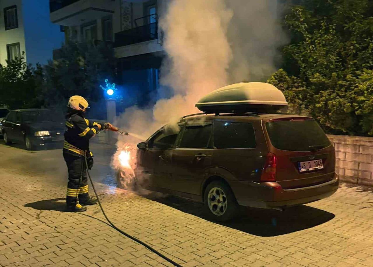MUĞLA’NIN DALAMAN İLÇESİNDE PARK HALİNDE OTOMOBİLDE ÇIKAN YANGIN İTFAİYE EKİPLERİNİN MÜDAHALESİ...