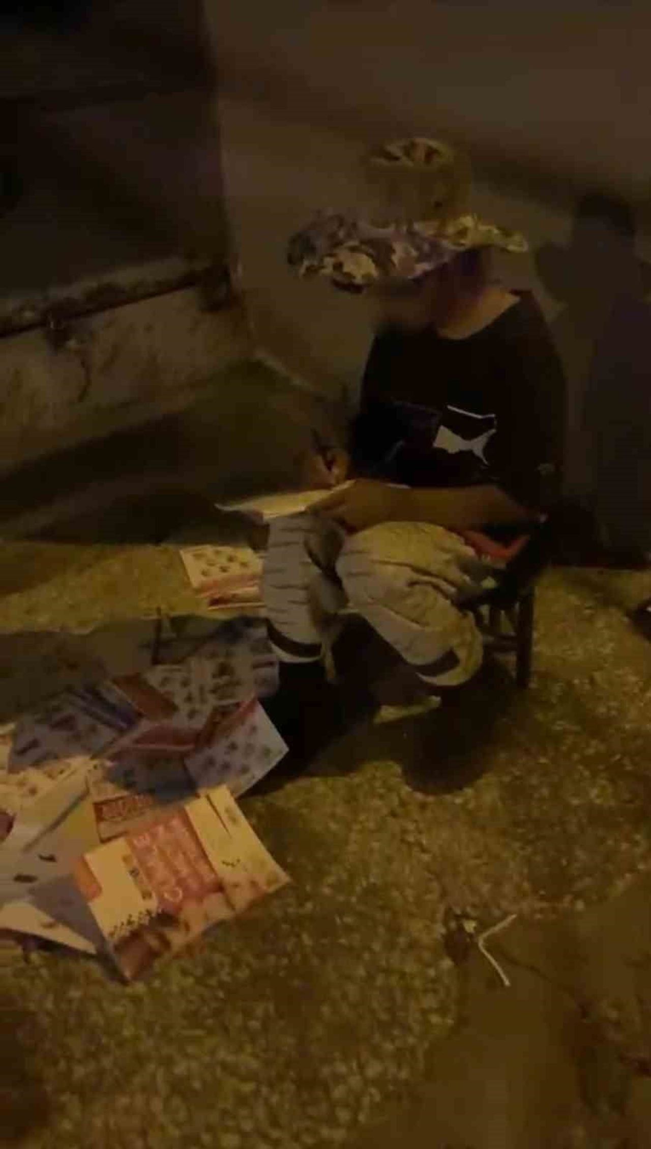 ŞANLIURFA'NIN SİVEREK İLÇESİNDE ANNESİYLE BİRLİKTE HURDA TOPLAYARAK AİLE BÜTÇESİNE KATKI SAĞLAYAN...