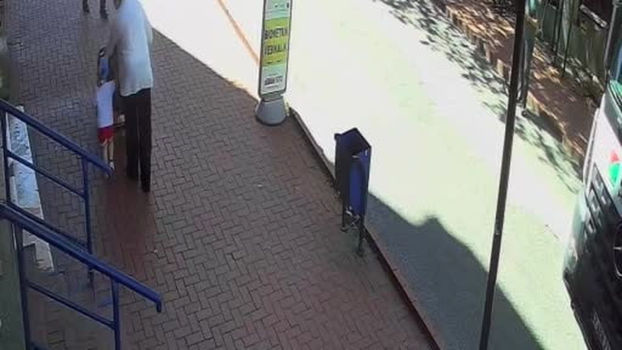 Çöp kovasını kağıt gibi ezdi, 10 bin lira ceza yedi