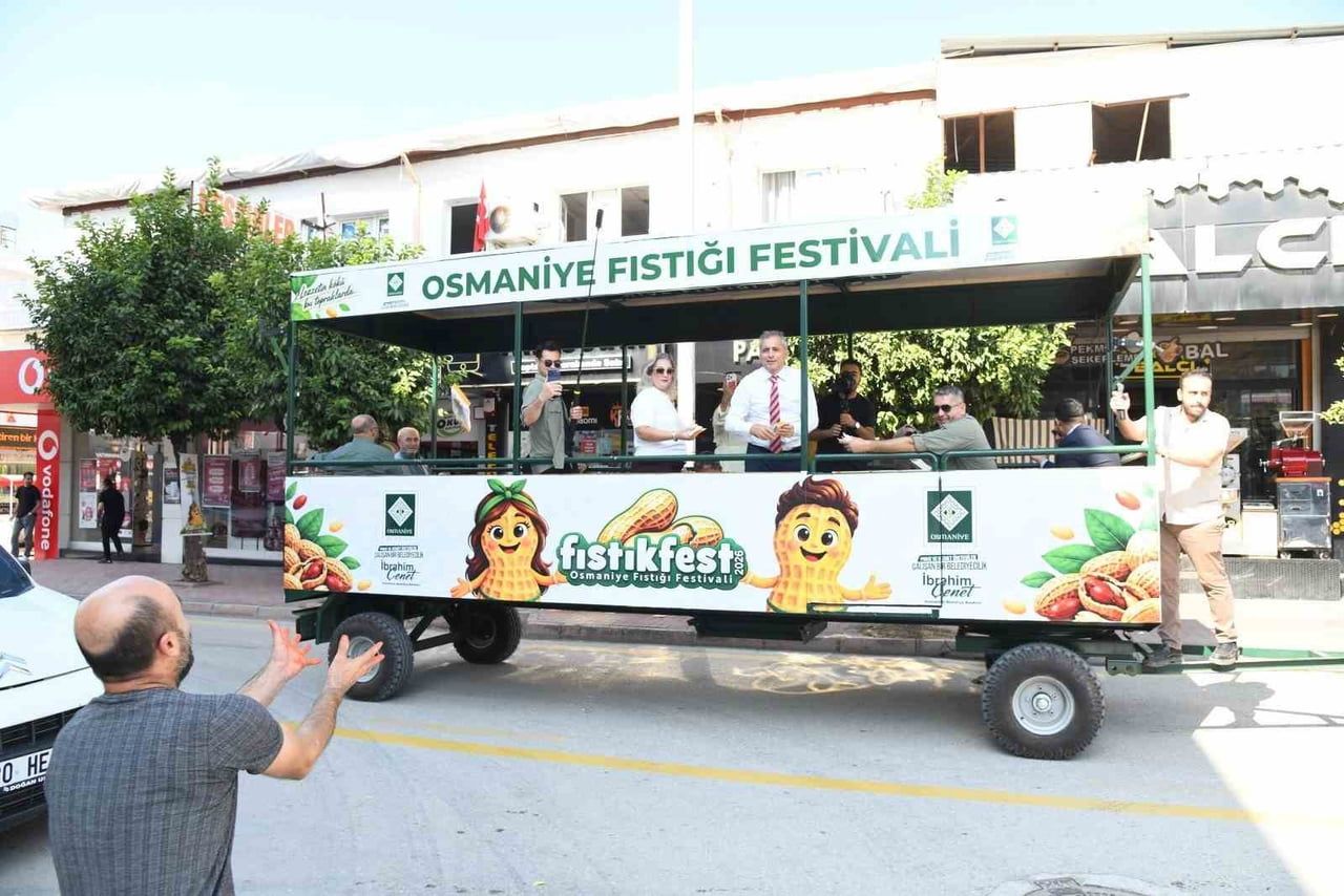 HASADIN ARDINDAN TRAKTÖR RÖMORKUYLA ŞEHİR TURUNA ÇIKAN ÇENET, VATANDAŞLARA YER FISTIĞI DAĞITARAK...