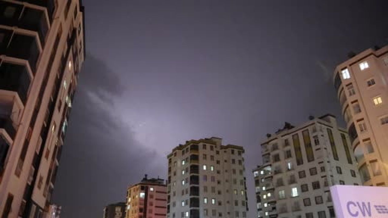 Kozan’da şimşekler geceyi aydınlattı