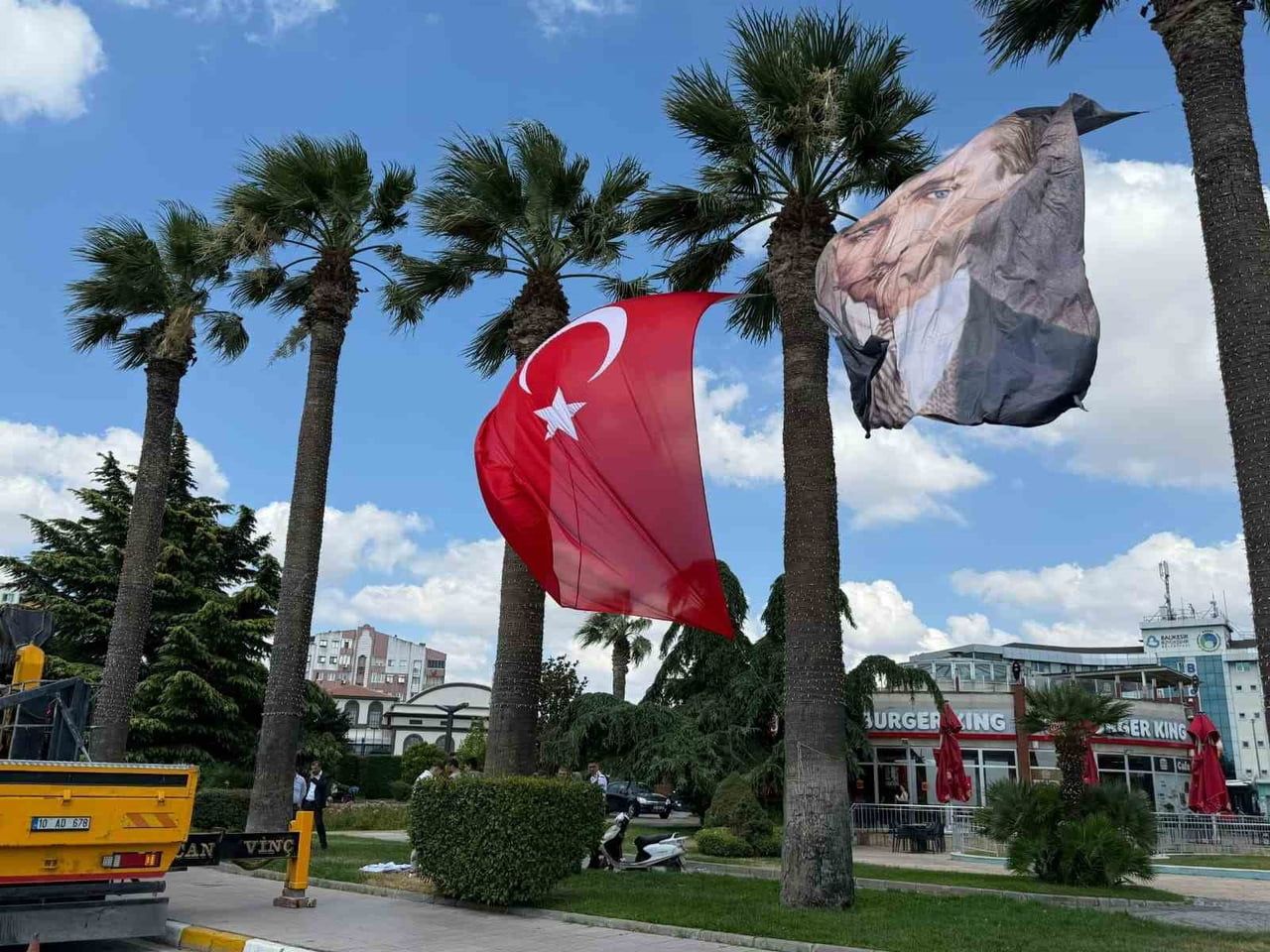 BALIKESİR'DE TÜRK BAYRAĞININ YANINA CUMHURBAŞKANI ERDOĞAN'IN FOTOĞRAFI ASILMAMASINA TEPKİ