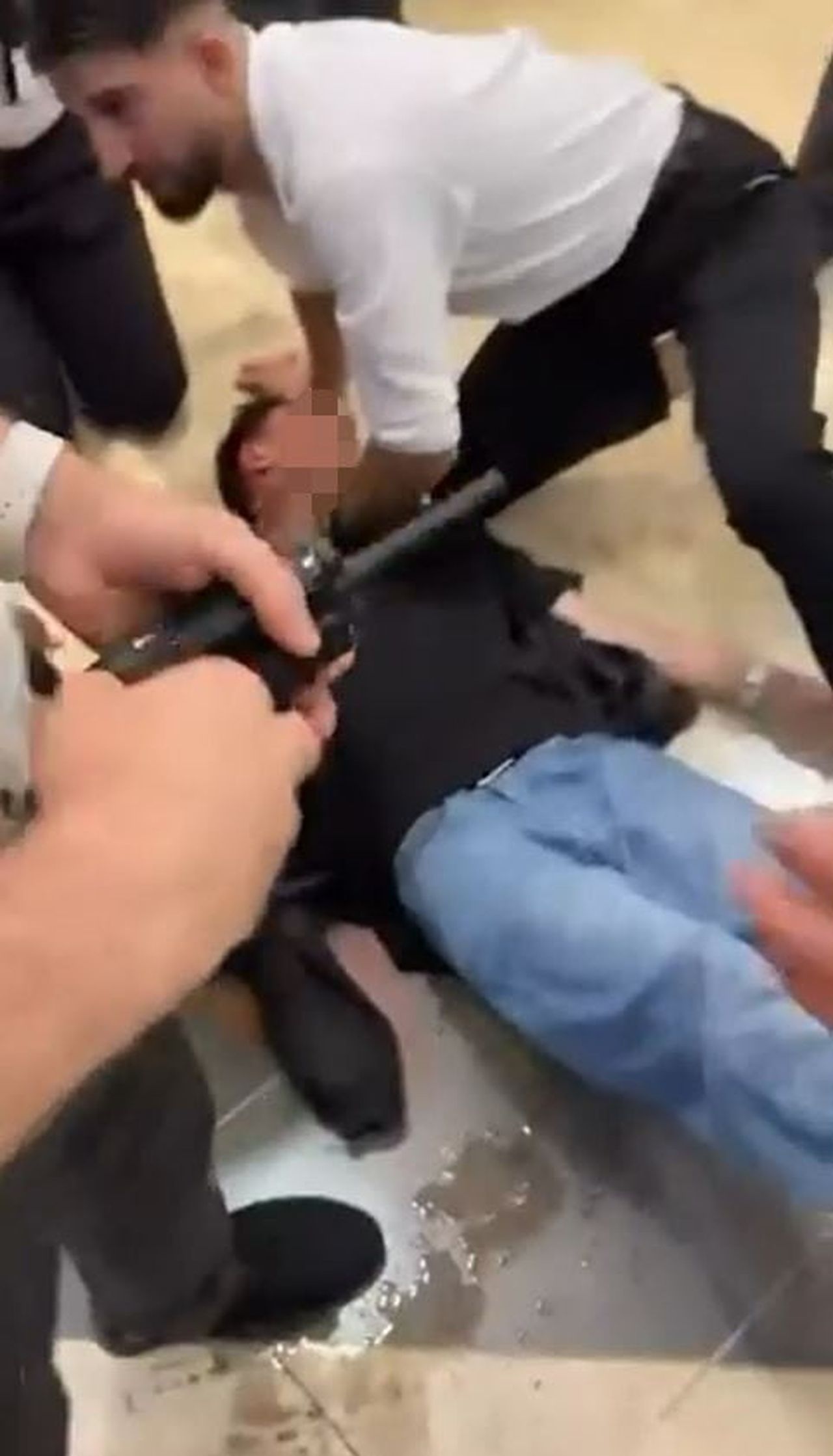 ESENYURT'TA ÖZCAN DENİZ KONSERİNE ALINMAYAN ŞAHISLAR TAŞKINLIK ÇIKARDI. YAŞANAN OLAYDA BİR KİŞİ...
