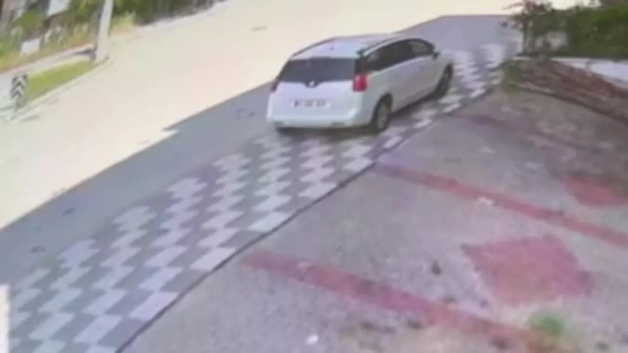 Metrelerce savrulan otomobil, caminin imam odasına daldı