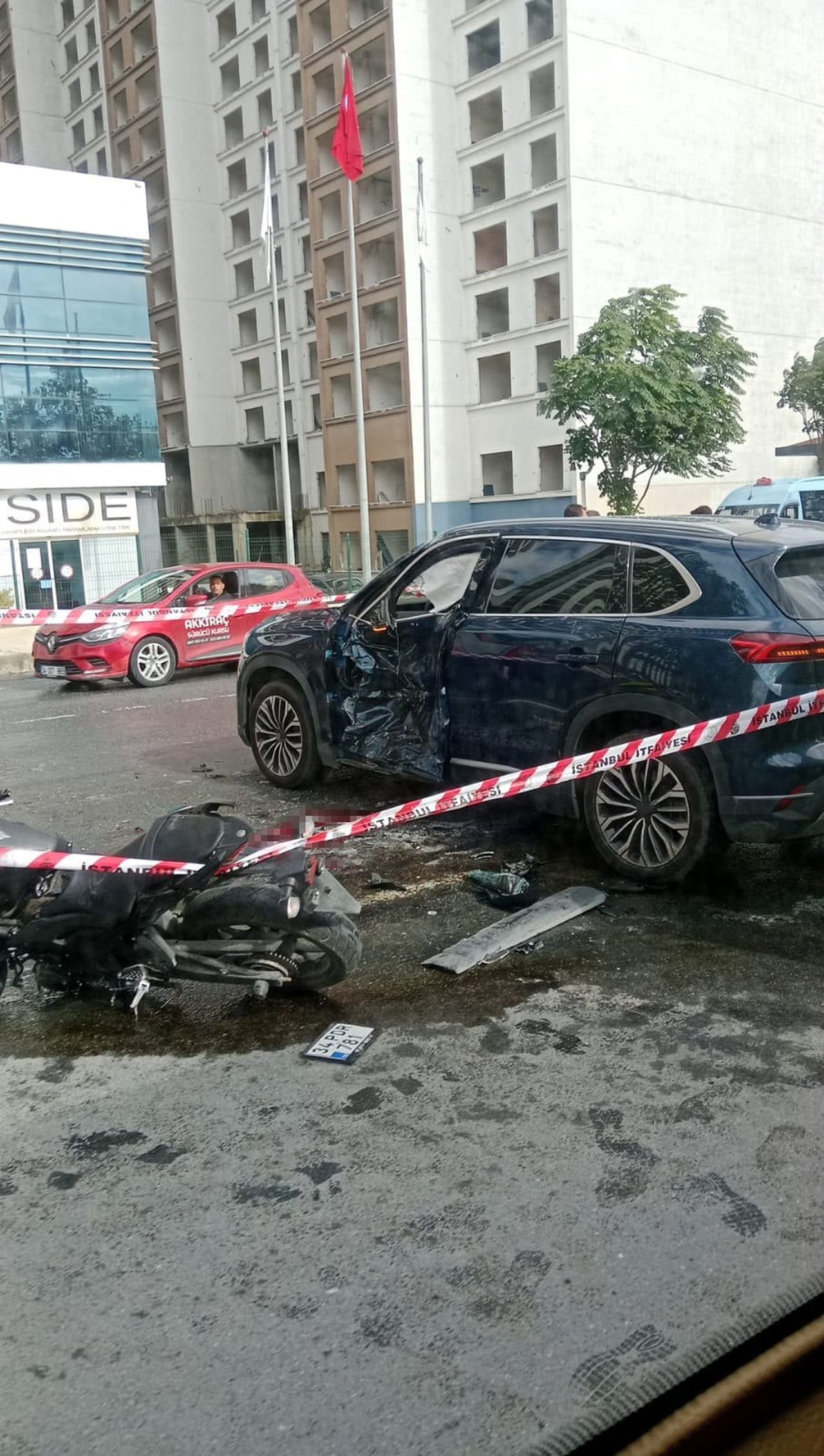 ESENYURT’TA MOTOSİKLET İLE OTOMOBİL ÇARPIŞTI, 19 YAŞINDAKİ SÜRÜCÜ HAYATINI KAYBETTİ