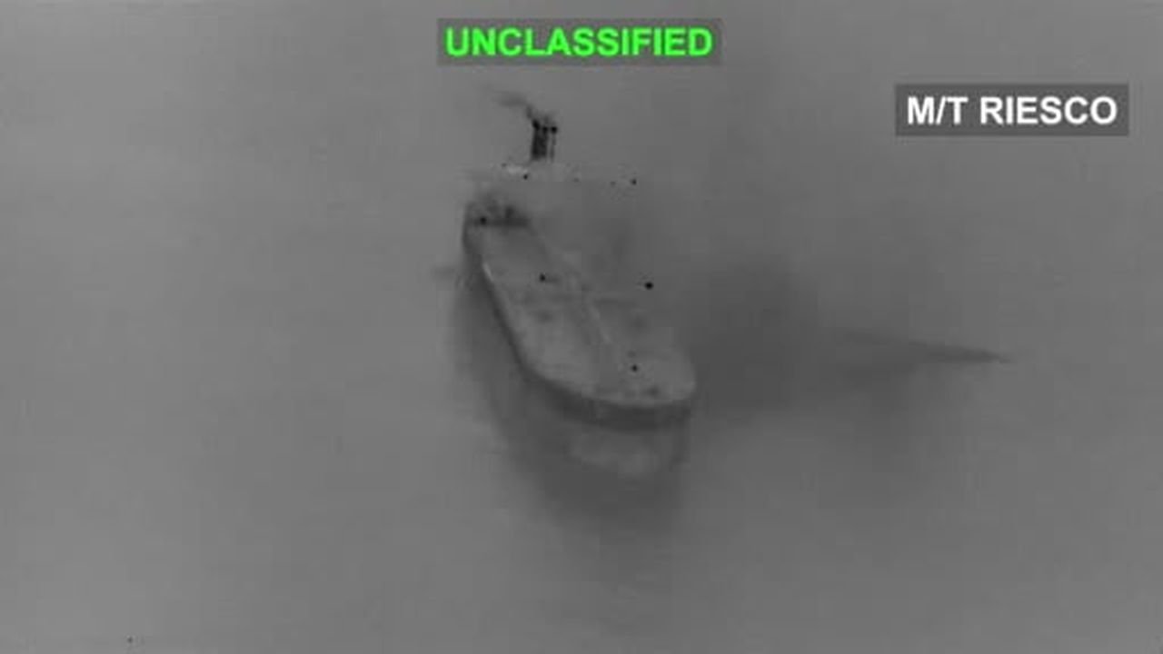 ABD Merkez Komutanlığı (CENTCOM), ABD tarafından vurulan İran tankerlerinden "M/T Riesco"nun Umman...