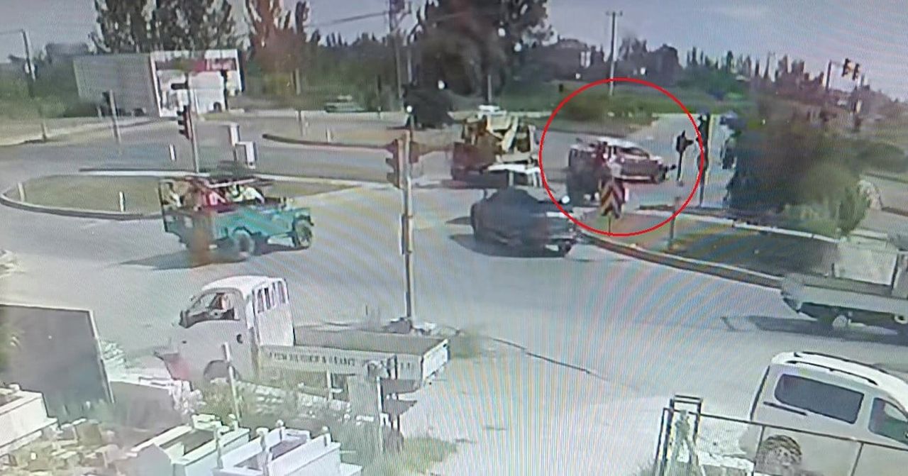 ANTALYA’NIN MANAVGAT İLÇESİNDE KAVŞAK SİSTEMİNDE KIRMIZI IŞIK İHLALİ YAPAN OTOMOBİL İLE KAMYONET...