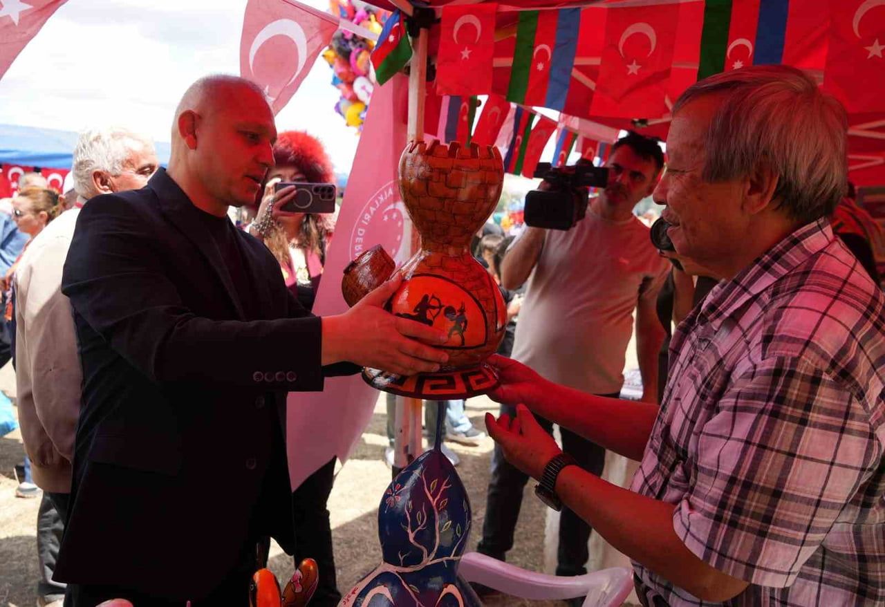 BELEDİYE BAŞKANI AHMET ÖNAL (SOLDAKİ) STANTLARI GEZEREK, ÜRÜNLER HAKKINDA BİLGİ ALDI VE...