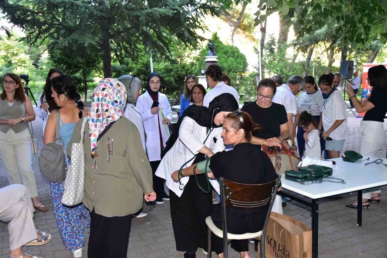 HAYATA DOKUNANLAR TOPLULUĞUNDAN SAĞLIK TARAMASI VE İLK YARDIM EĞİTİMİ