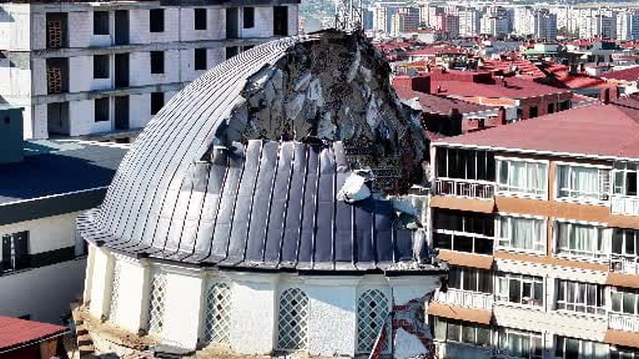 Bahçelievler'de Yayla Camii'nin yıkımı kubbesinin sağlamlığı nedeniyle uzadı