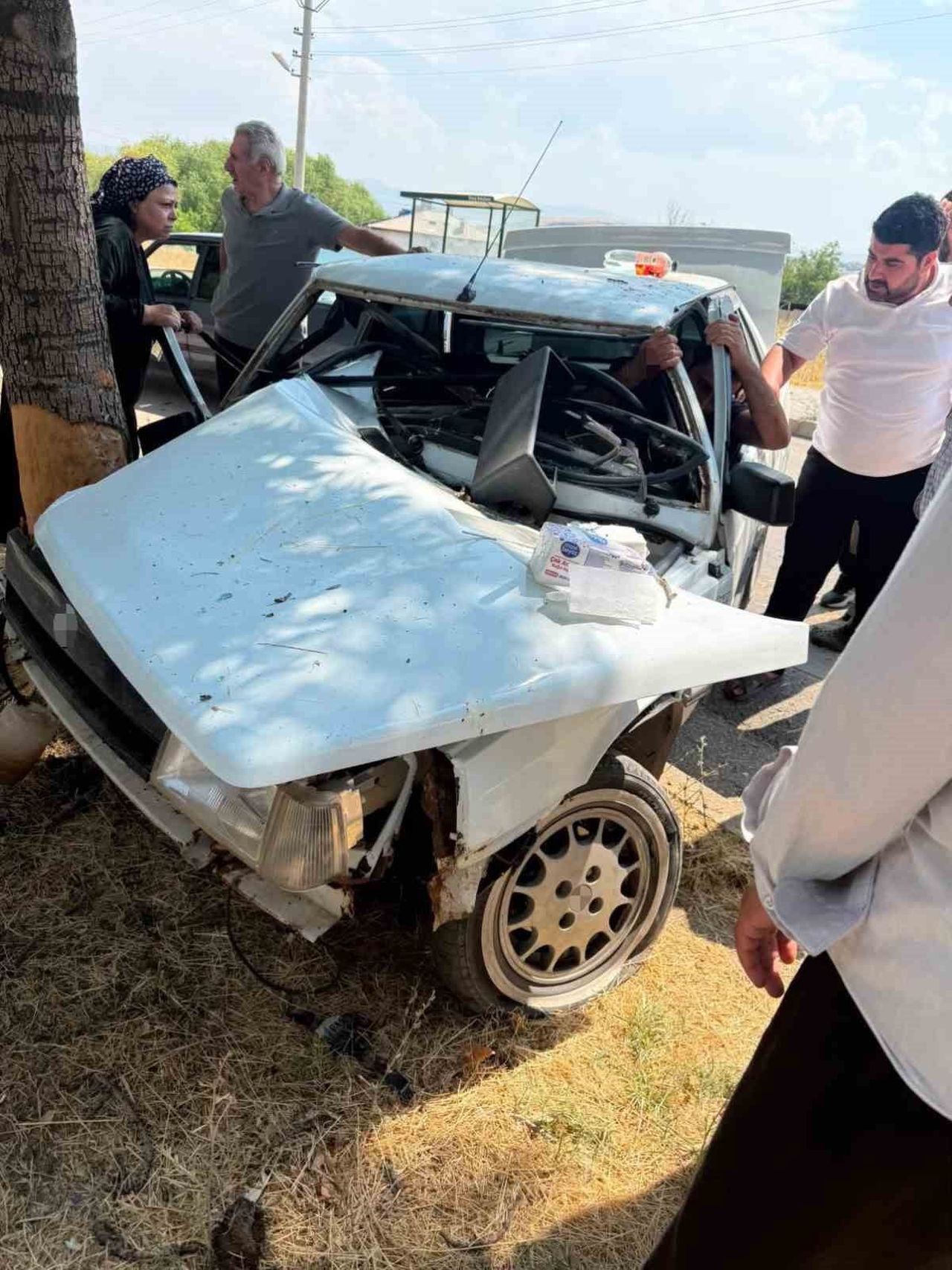 ELAZIĞ’DA OTOMOBİLİN AĞACA ÇARPMASI SONUCU MEYDANA GELEN TRAFİK KAZASINDA 1 KİŞİ...