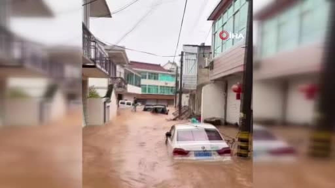 Çin'in doğusundaki Zhejiang eyaletinde şiddetli yağışlar sonucu meydana gelen selin ardından bir...