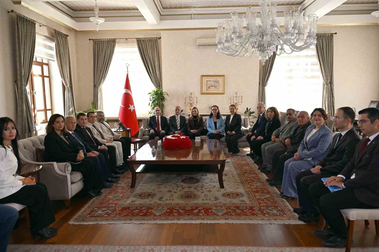 MANİSA VALİSİ VAHDETTİN ÖZKAN, 19 EKİM MUHTARLAR GÜNÜ DOLAYISIYLA KENTTE GÖREV YAPAN MUHTARLARI...