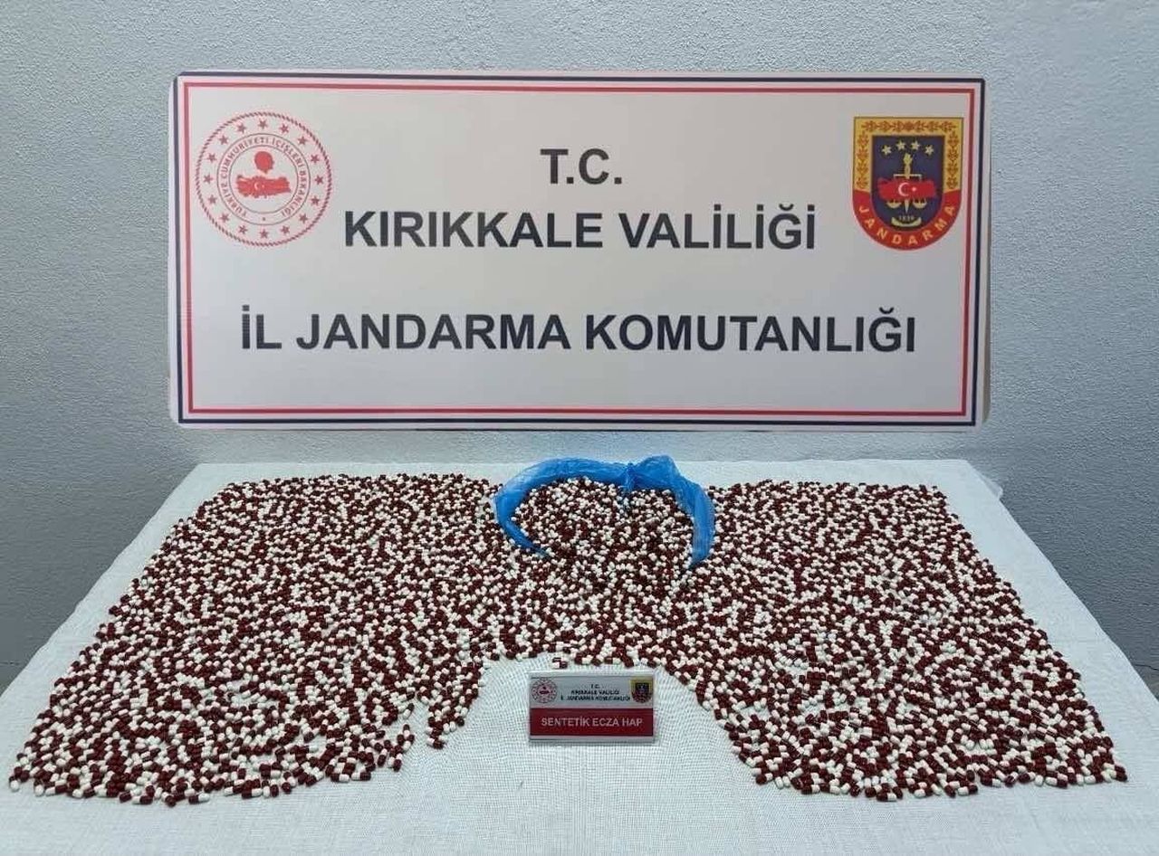 KIRIKKALE'NİN YAHŞİHAN İLÇESİNDE JANDARMA EKİPLERİNCE DÜZENLENEN UYUŞTURUCU OPERASYONUNDA 4 BİN...