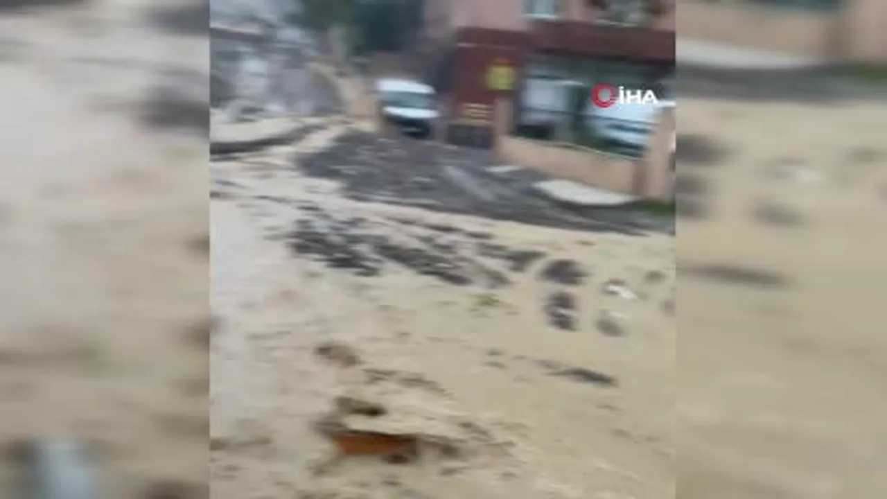Gaziosmanpaşa’da yağış sonrası yol çöktü, öğrenciler eve gidemedi