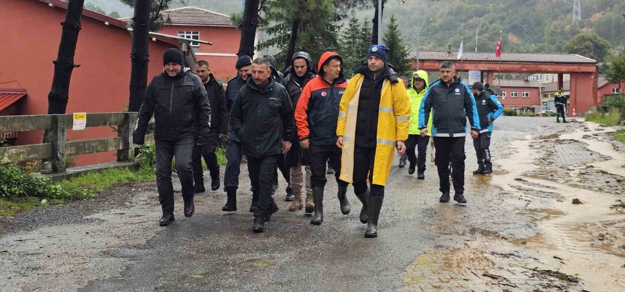 ZONGULDAK VALİSİ OSMAN HACIBEKTAŞOĞLU, KENTTE ETKİLİ OLAN ŞİDDETLİ YAĞIŞLARIN ARDINDAN ÇAYDAMAR...