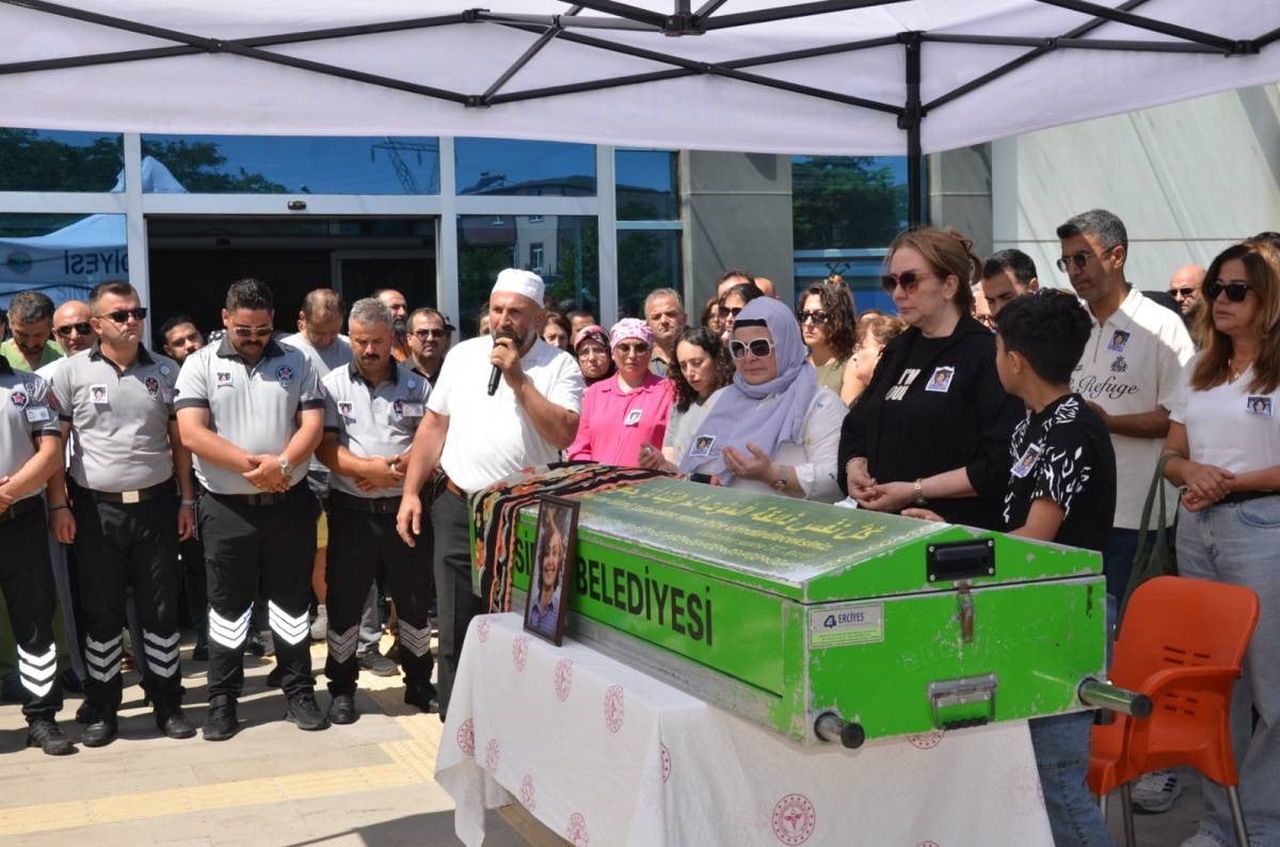 SİNOP'TA HAYATINI KAYBEDEN DOKTOR İÇİN GÖREV YAPTIĞI HASTANEDE TÖREN DÜZENLENDİ.