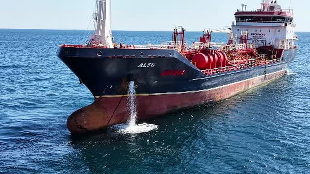Çarpışmada hasar almadan kurtulan ALSU isimli ticari gemi Silivri açıklarına çekildi