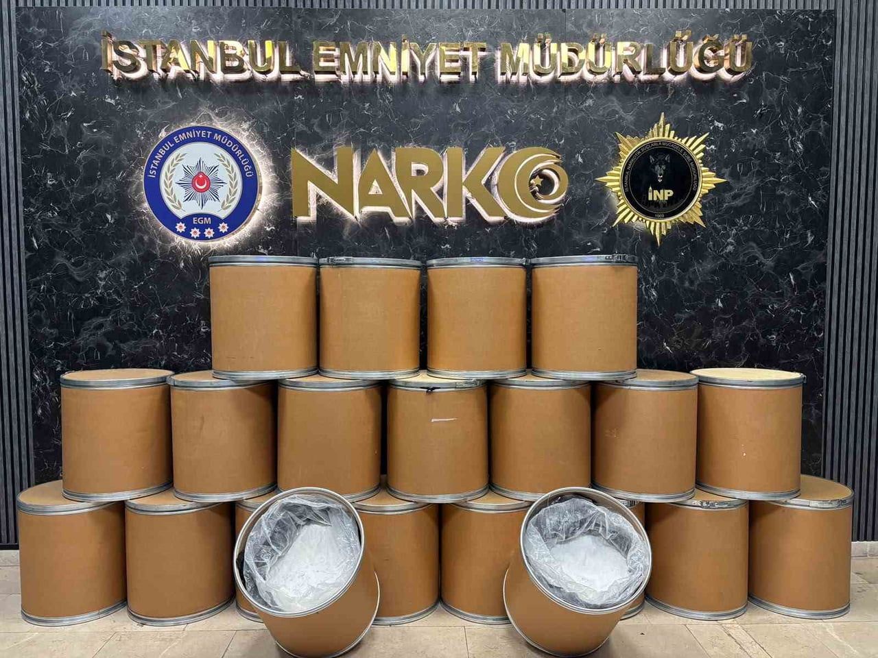 İSTANBUL POLİSİ, ESENYURT İLÇESİNDE UYUŞTURUCU TACİRLERİNE YÖNELİK DÜZENLEDİĞİ OPERASYONDA 98,5...