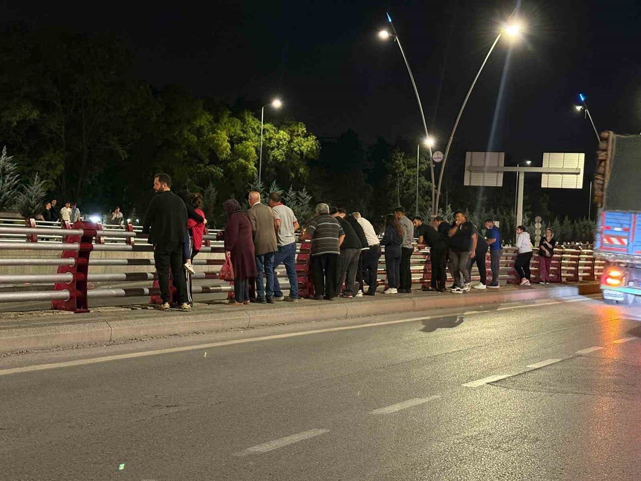 KAYSERİ’NİN KOCASİNAN İLÇESİNDE 3 OTOMOBİLİN ÇARPIŞTIĞI ZİNCİRLEME TRAFİK KAZASINDA, 2 SÜRÜCÜ...