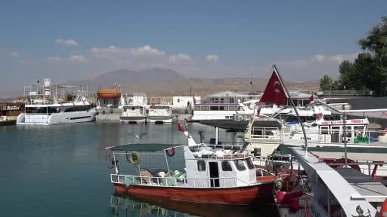 Van Büyükşehir Belediyesi'nin deniz otobüsleri bu yaz da çalışmadı