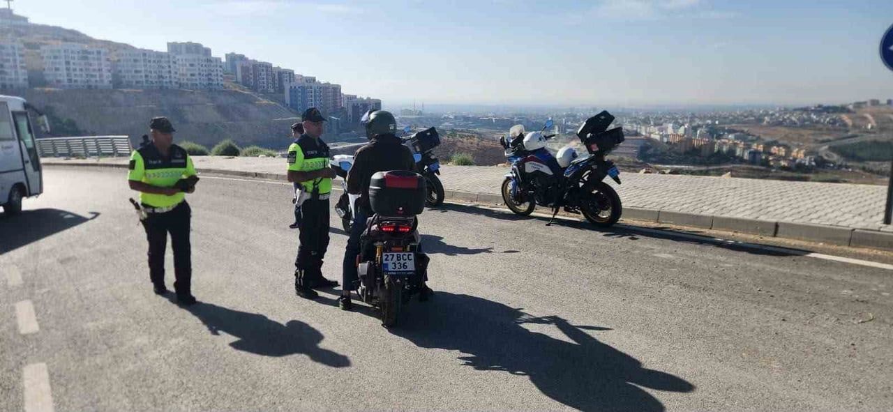JANDARMA EKİPLERİ MOTOSİKLET VE OKUL SERVİSLERİNE YÖNELİK DENETİMLERİNİ ARTIRDI