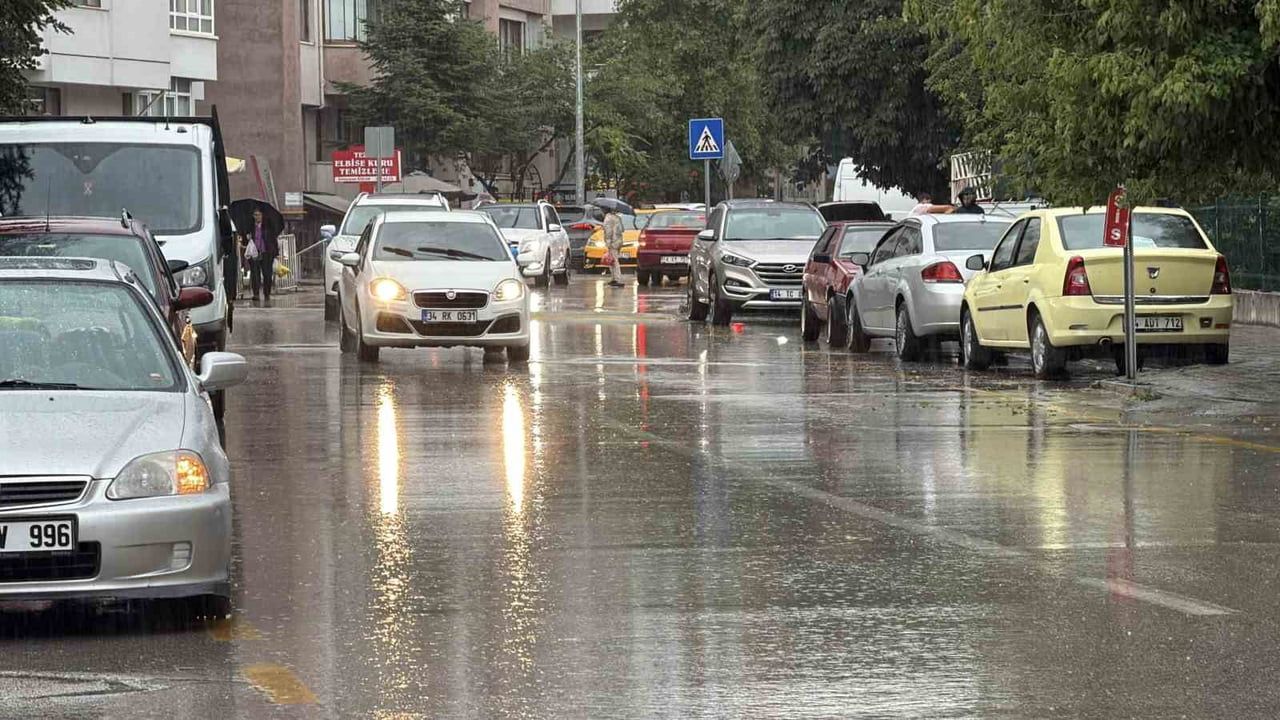 BOLU’DA METEOROLOJİ GENEL MÜDÜRLÜĞÜ’NÜN KUVVETLİ YAĞIŞ UYARISININ ARDINDAN ETKİLİ OLAN SAĞANAK...