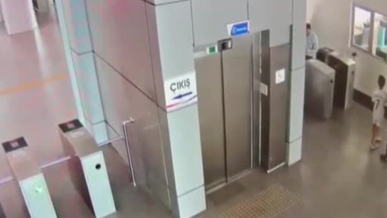 Ankara’da tren raylarına atlayan bir kişi hayatını kaybetti: O anlar kamerada