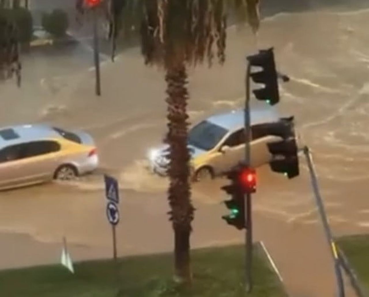 MERSİN'DE AKŞAM SAATLERİNDE ANİDEN BASTIRAN SAĞANAK YAĞIŞ, KENT GENELİNDE HAYATI OLUMSUZ...
