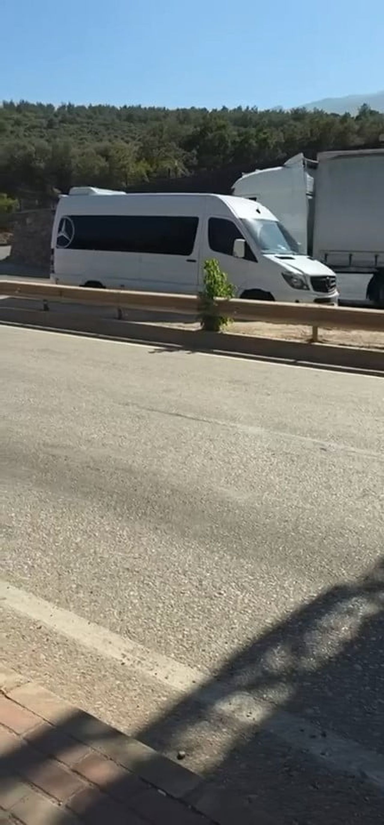 BURSA’NIN KESTEL İLÇESİNDE SEYİR HALİNDEKİ BİR SERVİS MİNİBÜSÜNÜN TERS ŞERİDE GİRMESİ, TRAFİKTE...